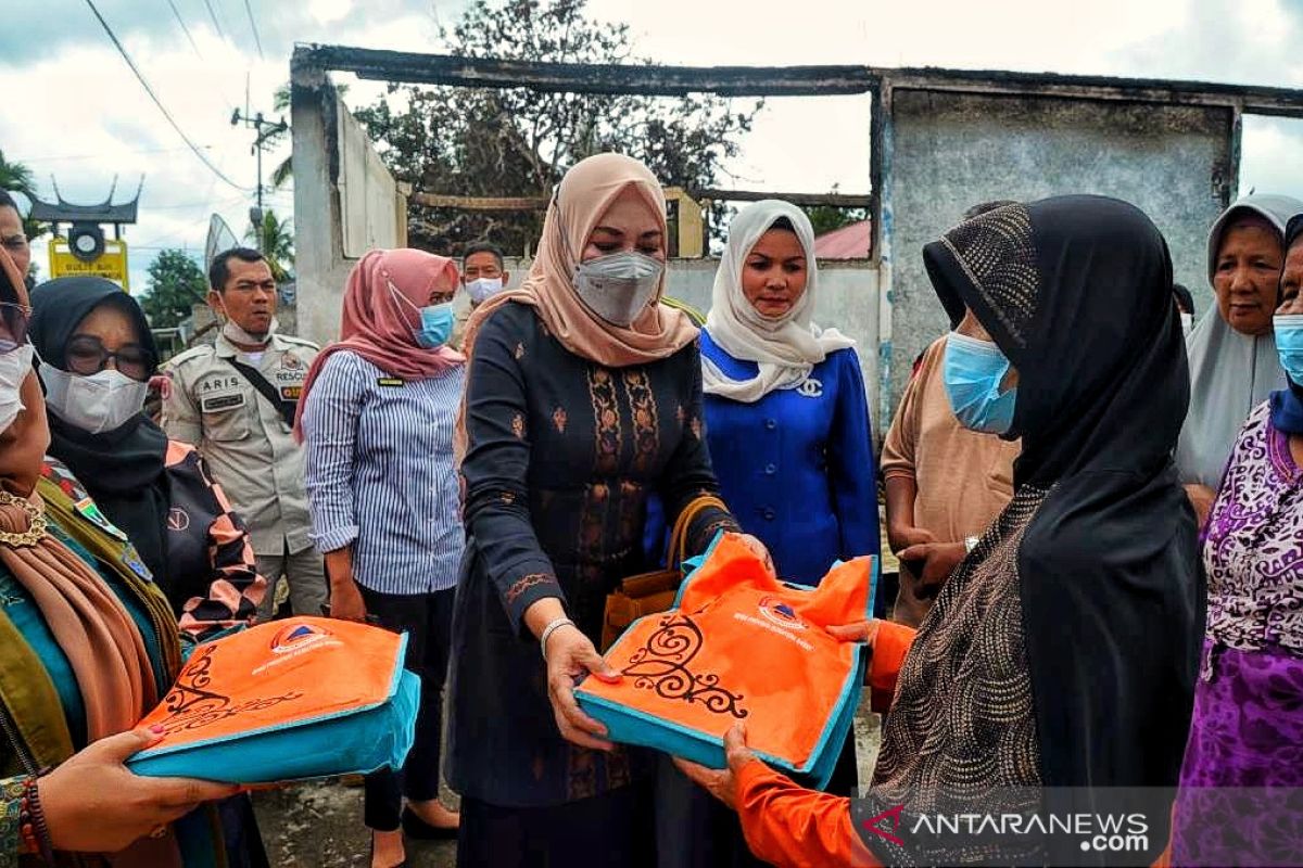 Ketua TP PKK Kabupaten Solok serahkan bantuan ke warga korban kebakaran di Nagari Sulit Air