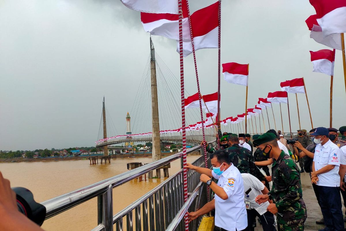 Gubernur Jambi pasang seribu Bendera Merah Putih di Jembatan Gentala Arasy