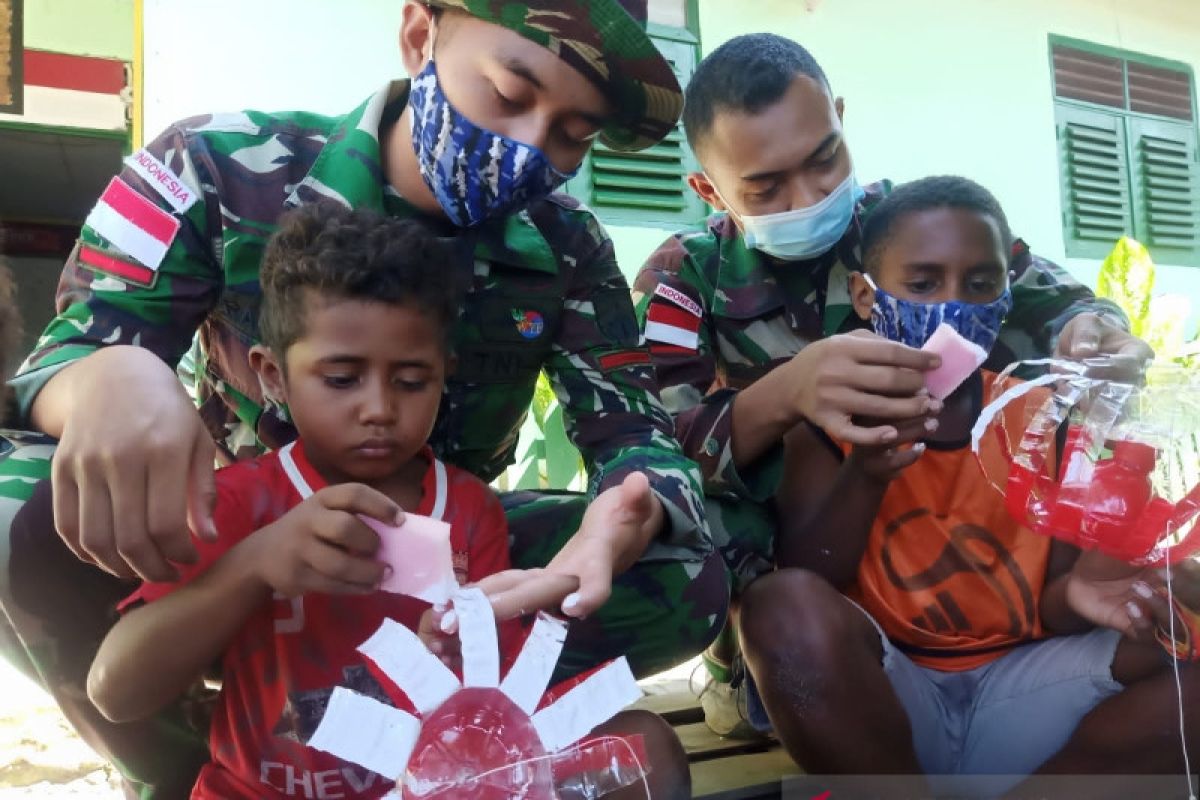 Satgas TNI Yonif 403 bersama anak perbatasan RI-PNG buat lampion meriahkan HUT RI