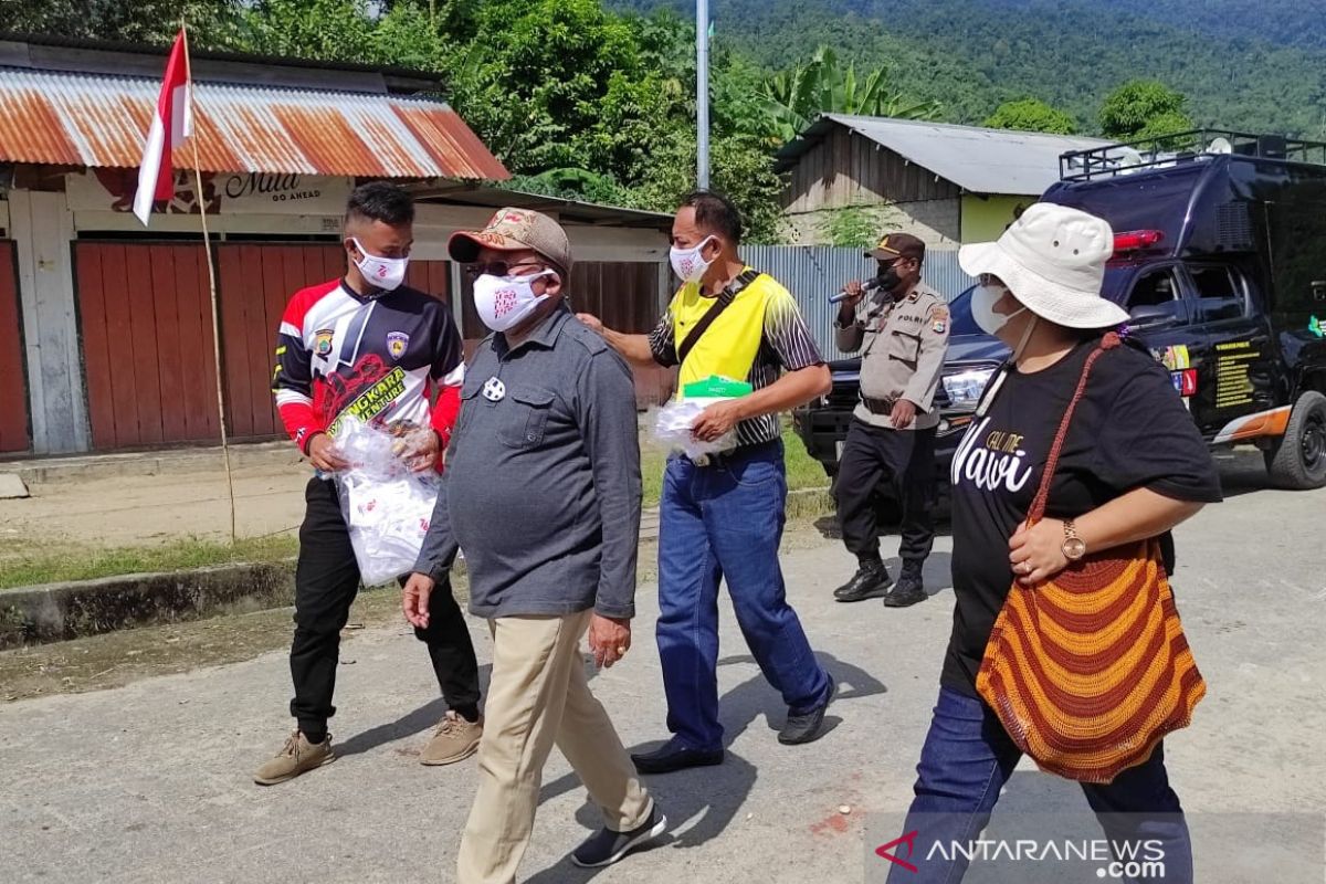 Bupati Teluk Wondama bagikan masker gratis kepada warga