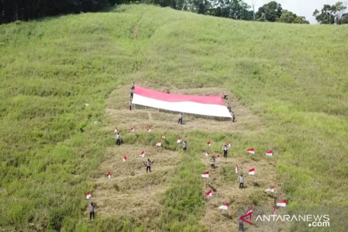 Polres Wondama bentangkan merah putih di puncak gunung Wasior