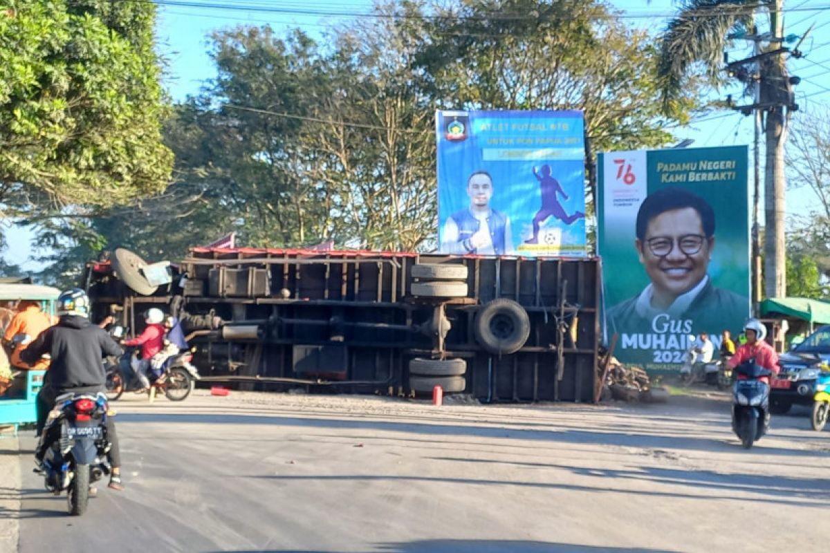 Jalan amblas, truk fuso terbalik di Jalan Raya Praya