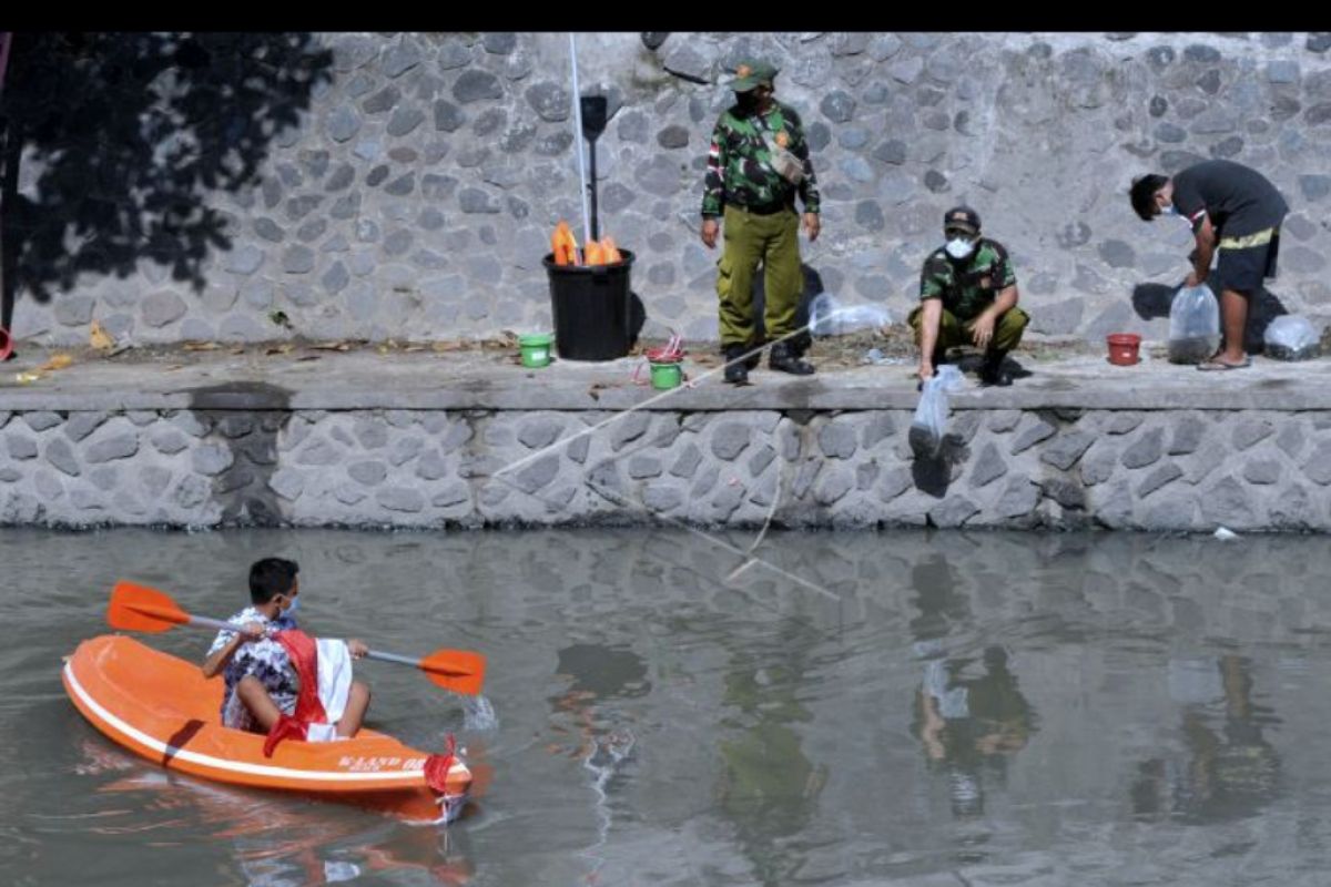 Penebaran benih ikan di Tukad Mati