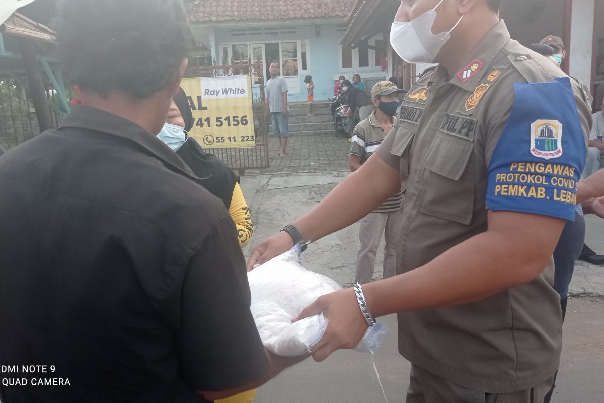 Pemkab Lebak salurkan bantuan beras bagi pedagang kecil terdampak PPKM