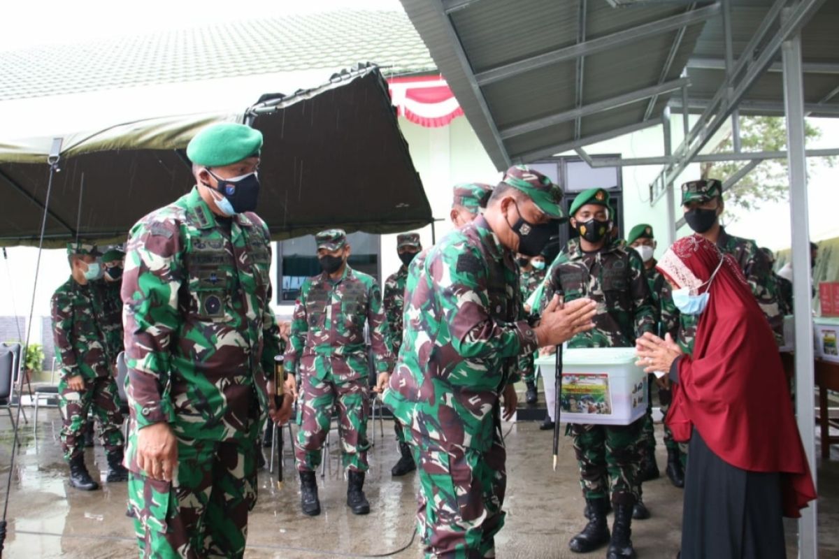 TNI-AD bagi sebanyak 150 paket sembako warga terdampak COVID-19 di Singkawang