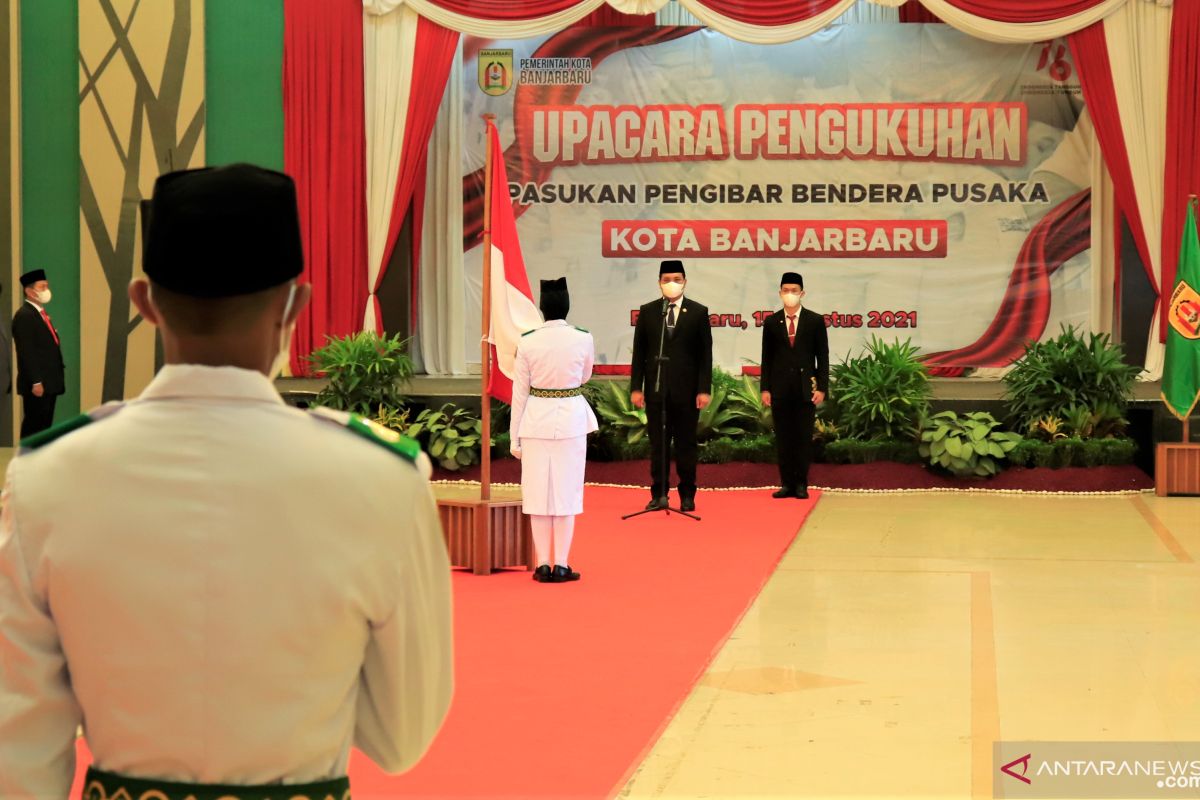 Wali Kota kukuhkan pasukan pengibar bendera pusaka