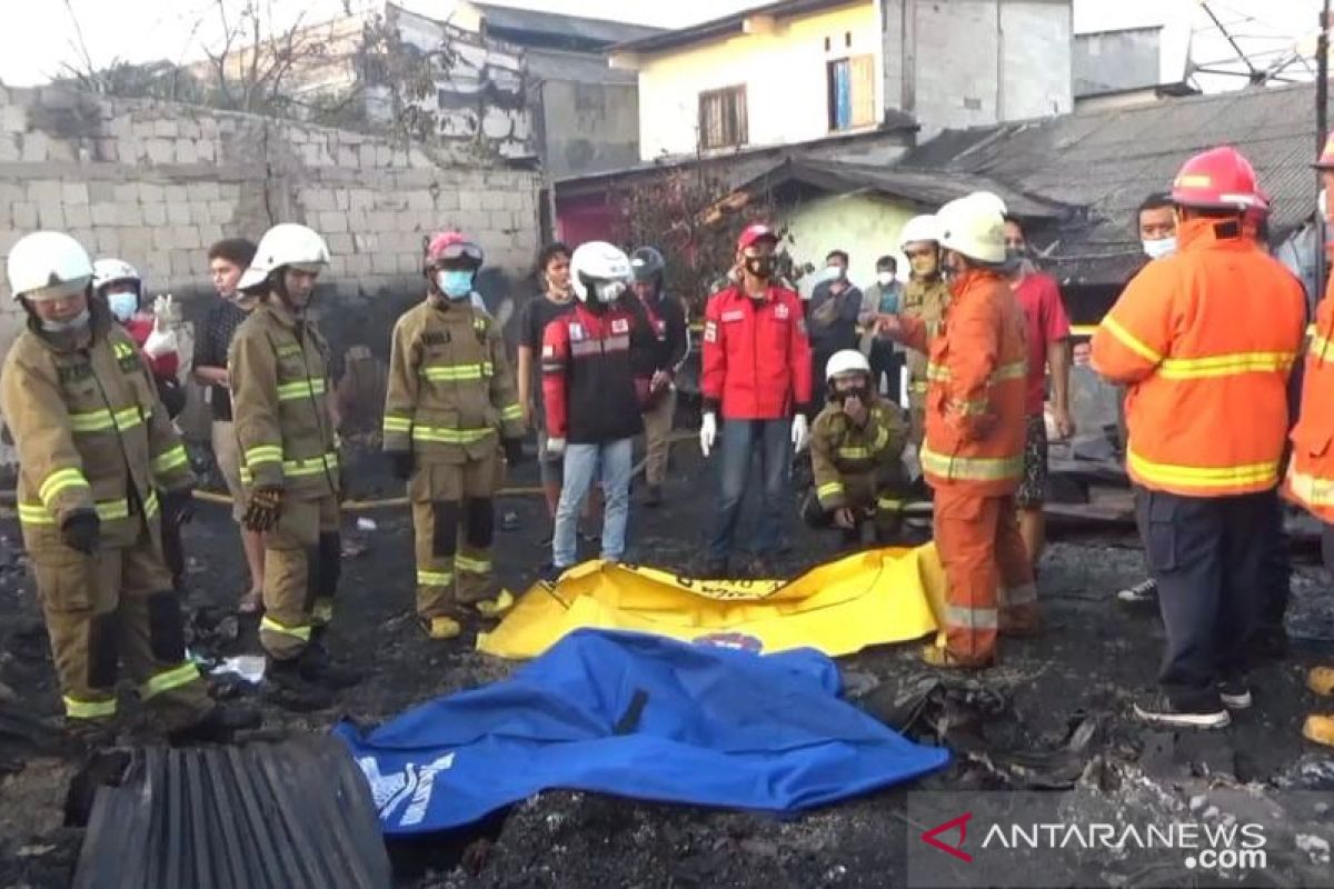 Tiga orang tewas akibat kebakaran puluhan lapak pemulung di Mampang Jakarta Selatan