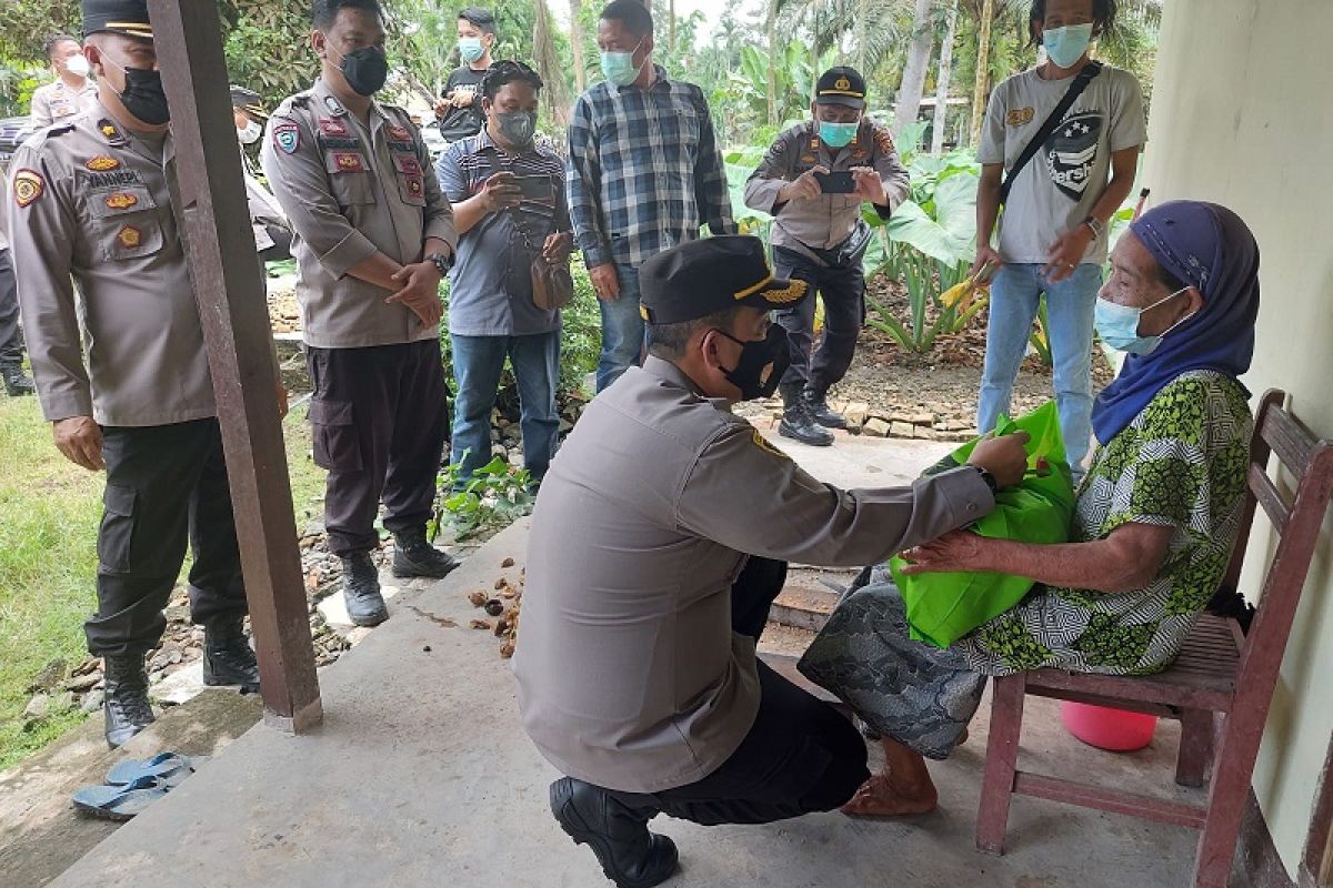 Kapolres Tanjab Timur cek rumah isolasi, vaksinasi dan bagikan bansos