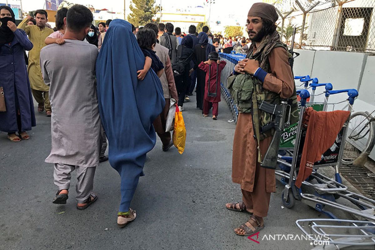 Ratusan orang tinggalkan Afganistan, lima tewas di bandara Kabul