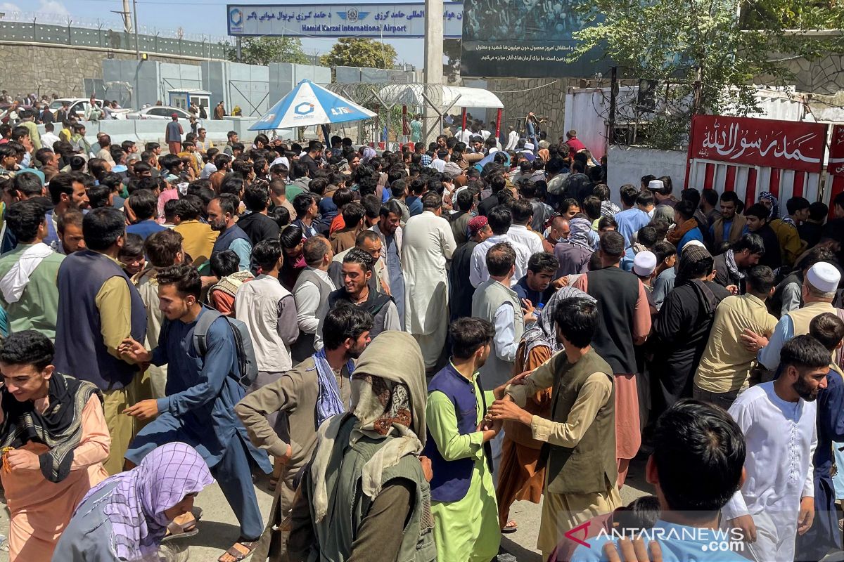 Kerumunan dekat bandara Kabul menelan korban