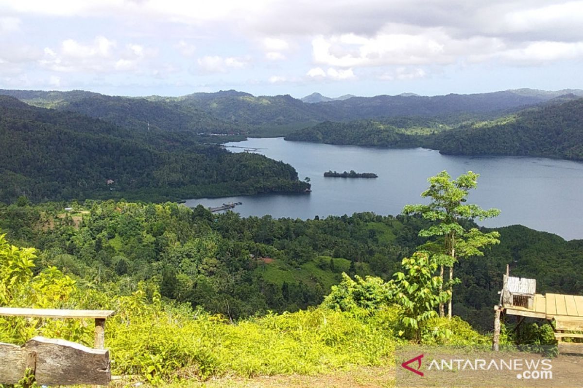 Babinsa di kepulauan bantu warga bersihkan lingkungan