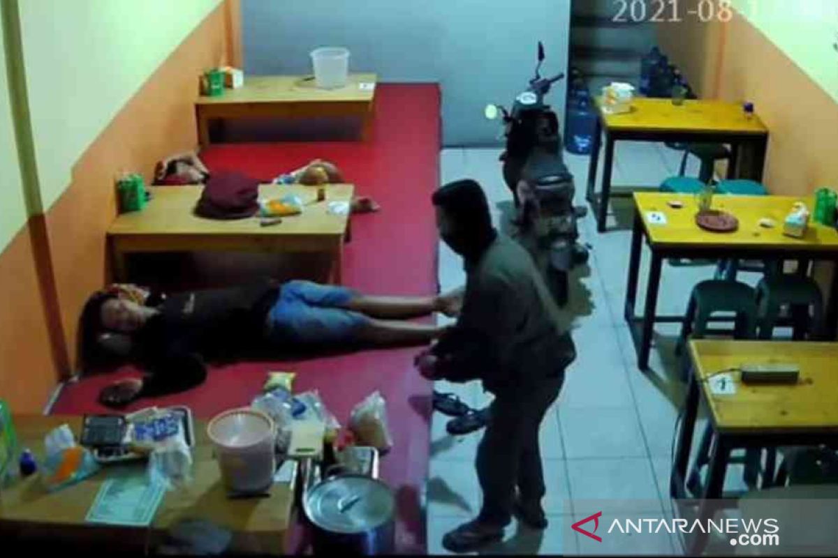 Polres Bekasi buru pencuri terekam kamera CCTV di sebuah warung makan (video)