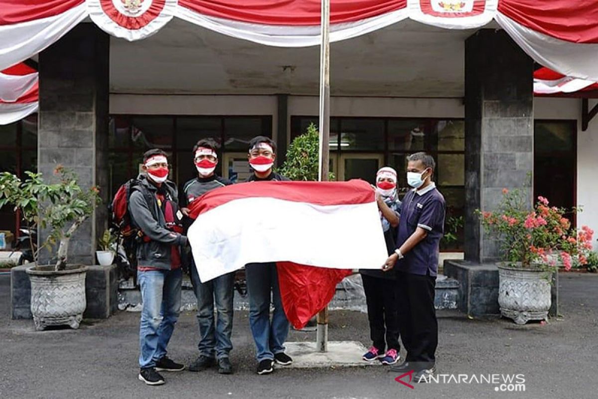 Bendera Merah Putih raksasa tetap dikibarkan di Bukit Klotok Kediri