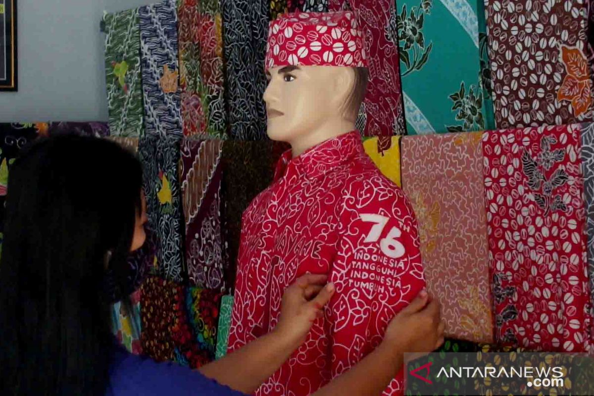 Perajin batik di Jember buat batik  bertema kemerdekaan