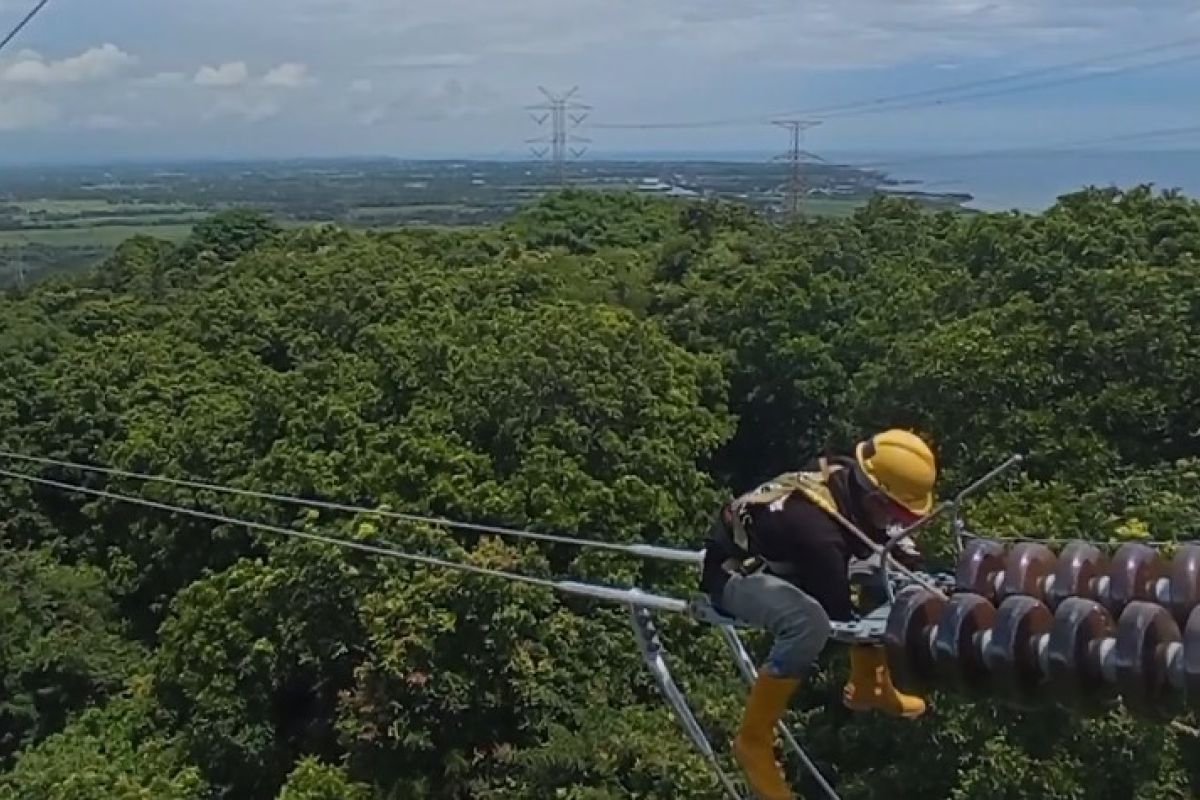 Tingkatkan kualitas listrik, PLN ganti 288 keping isolator di Gresik