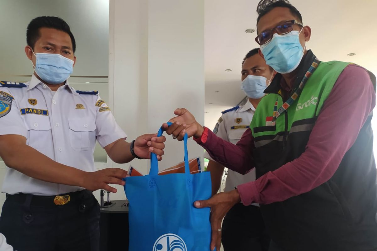 Kementerian Perhubungan berikan paket bantuan pada pekerja transportasi