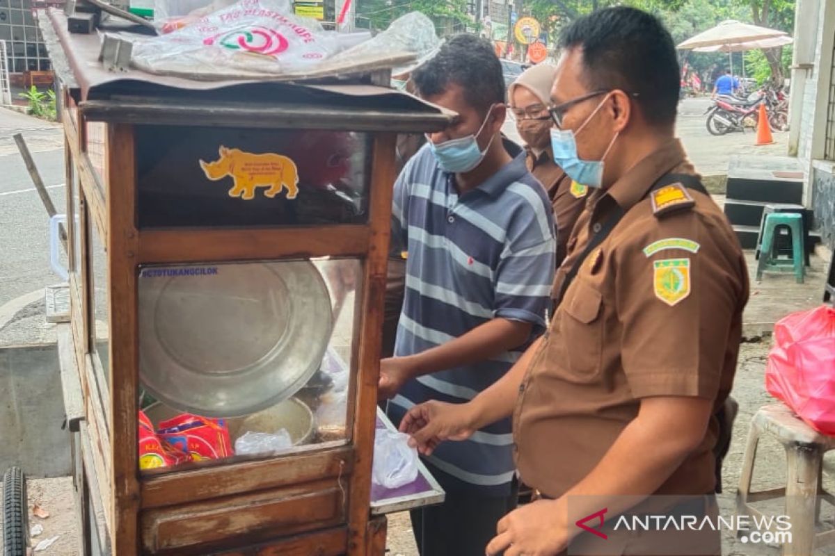 Kejati DKI borong 1.000 paket makanan UMKM di Jakarta Selatan