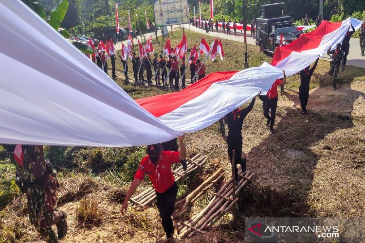 TNI-Polri dan Manggala Agni kibarkan bendera Merah Putih di Puncak Wolasi