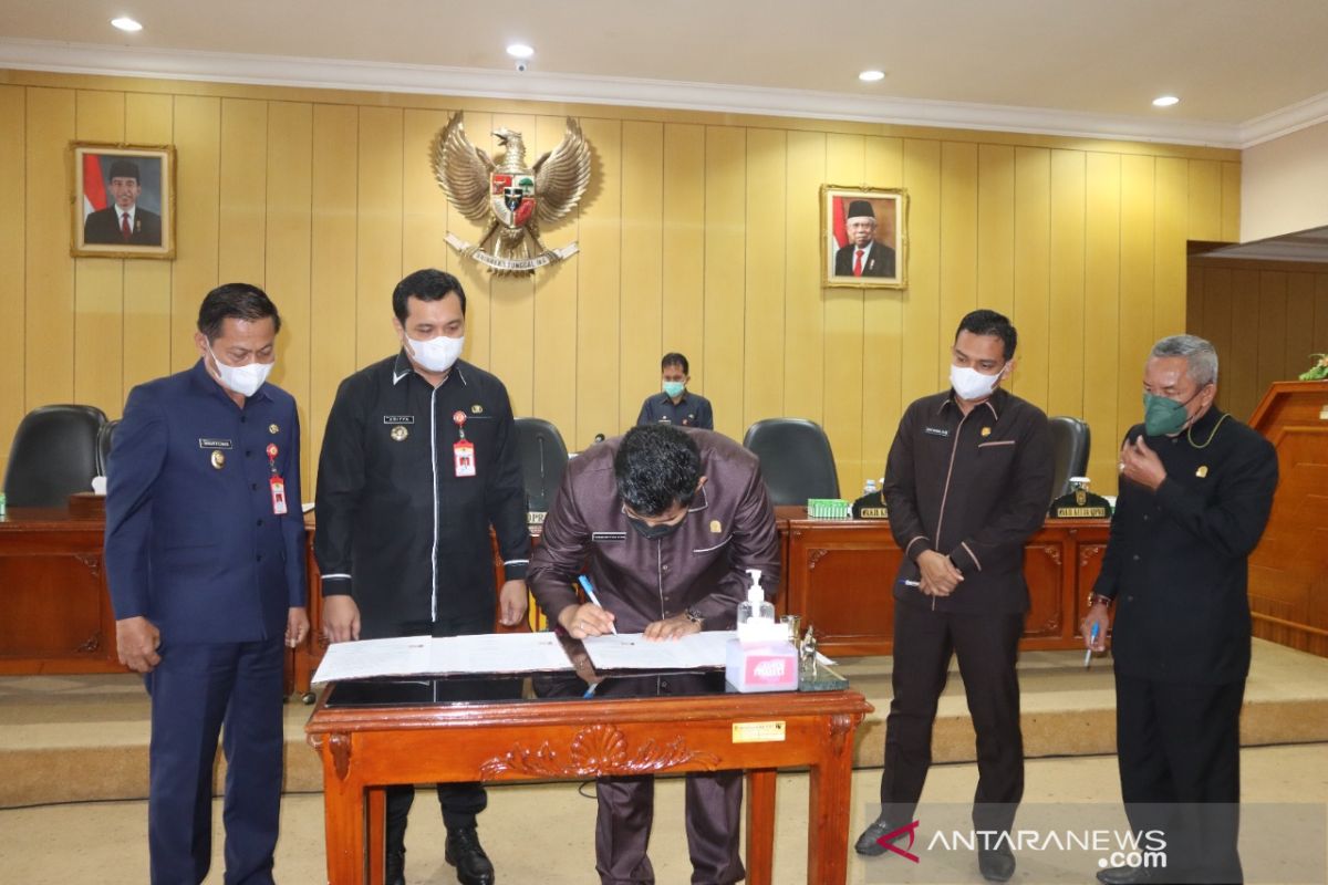 Pimpinan DPRD bersama wali kota sahkan perda penanaman modal