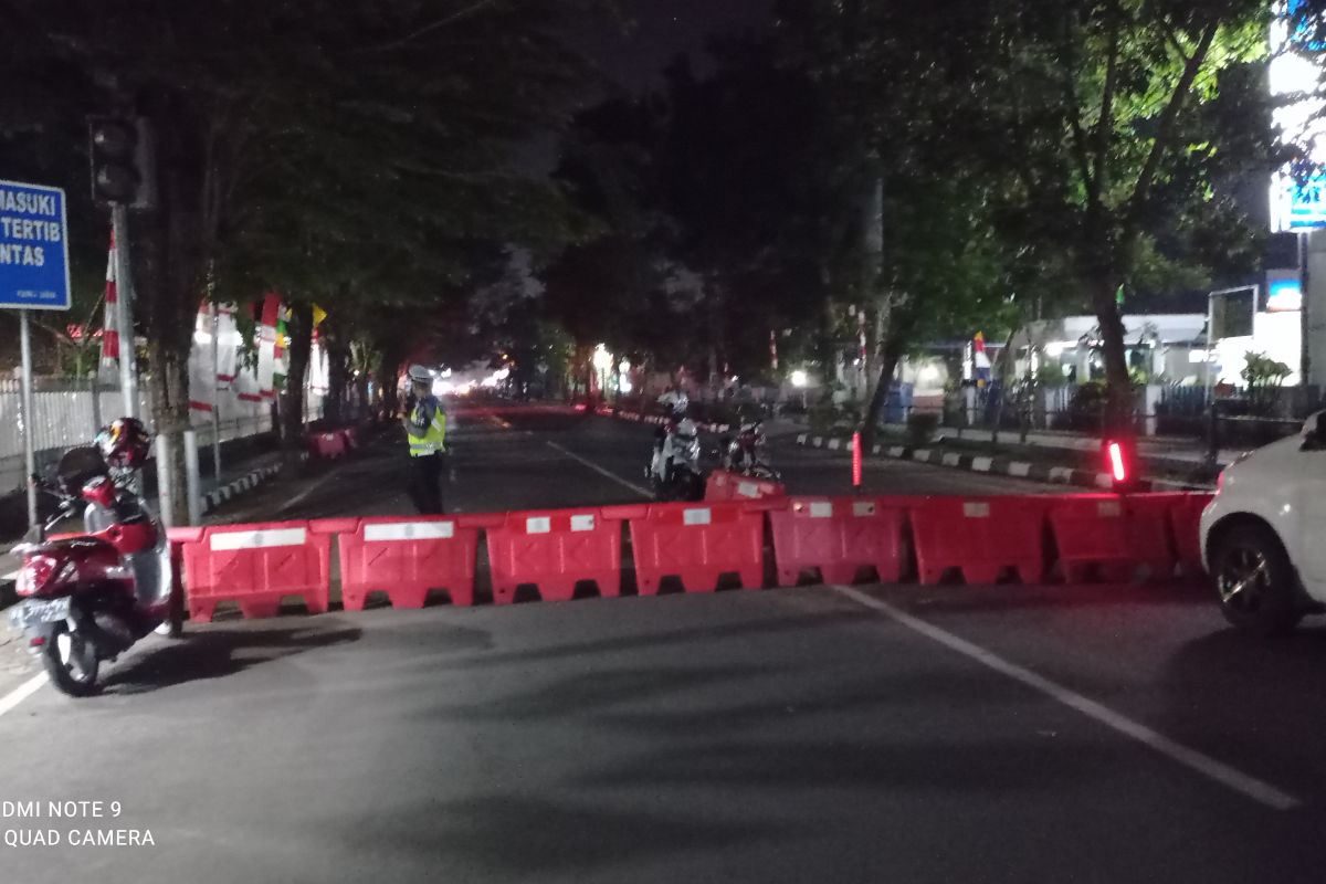 Petugas PPKM di Kabupaten Lebak tutup ruas jalan cegah kerumunan