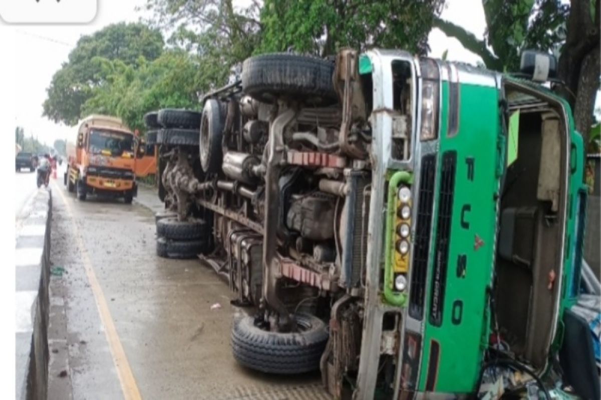 Truk angkut biji sawit terguling di Tebing Tinggi