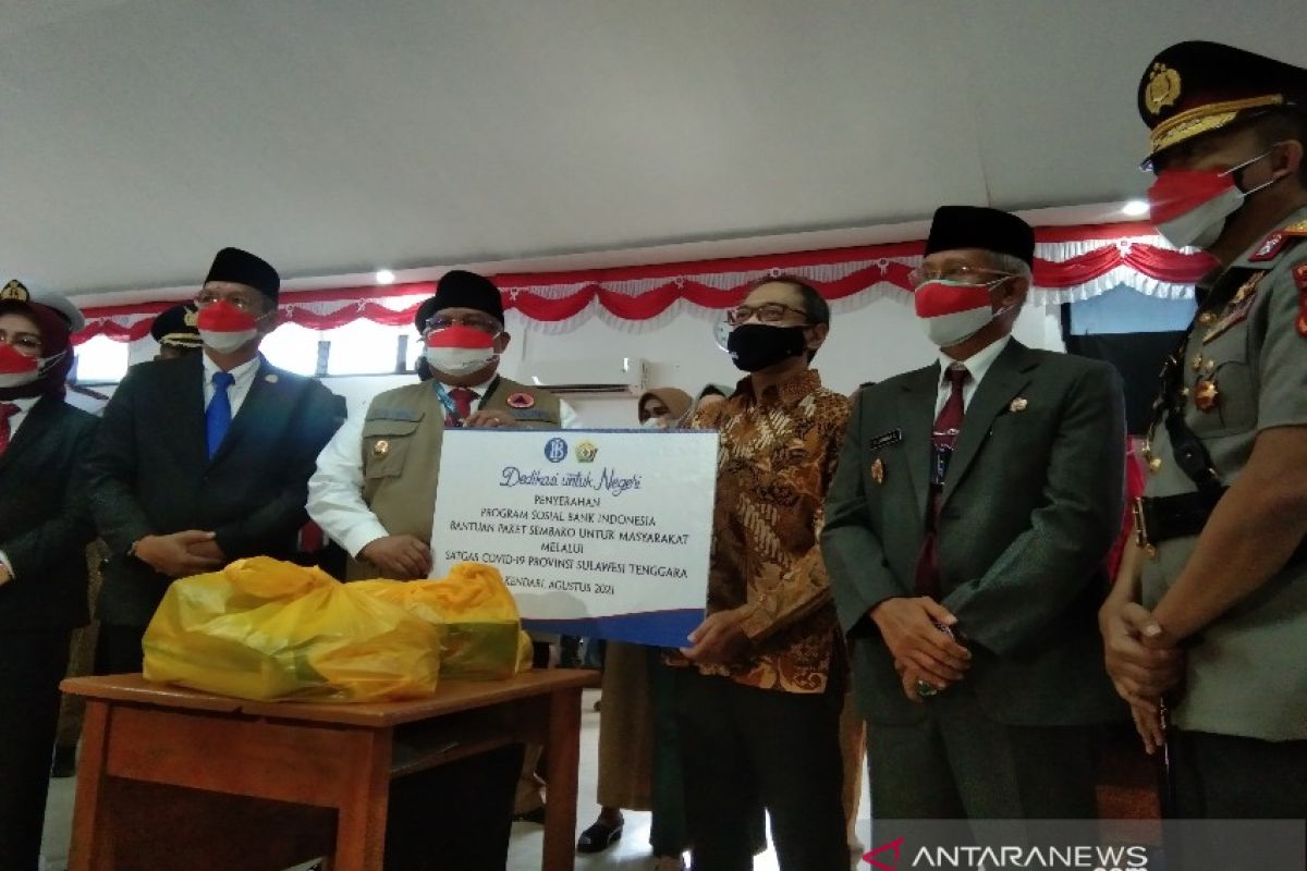 BI Sultra beri ratusan paket sembako ke warga malalui Satgas COVID-19