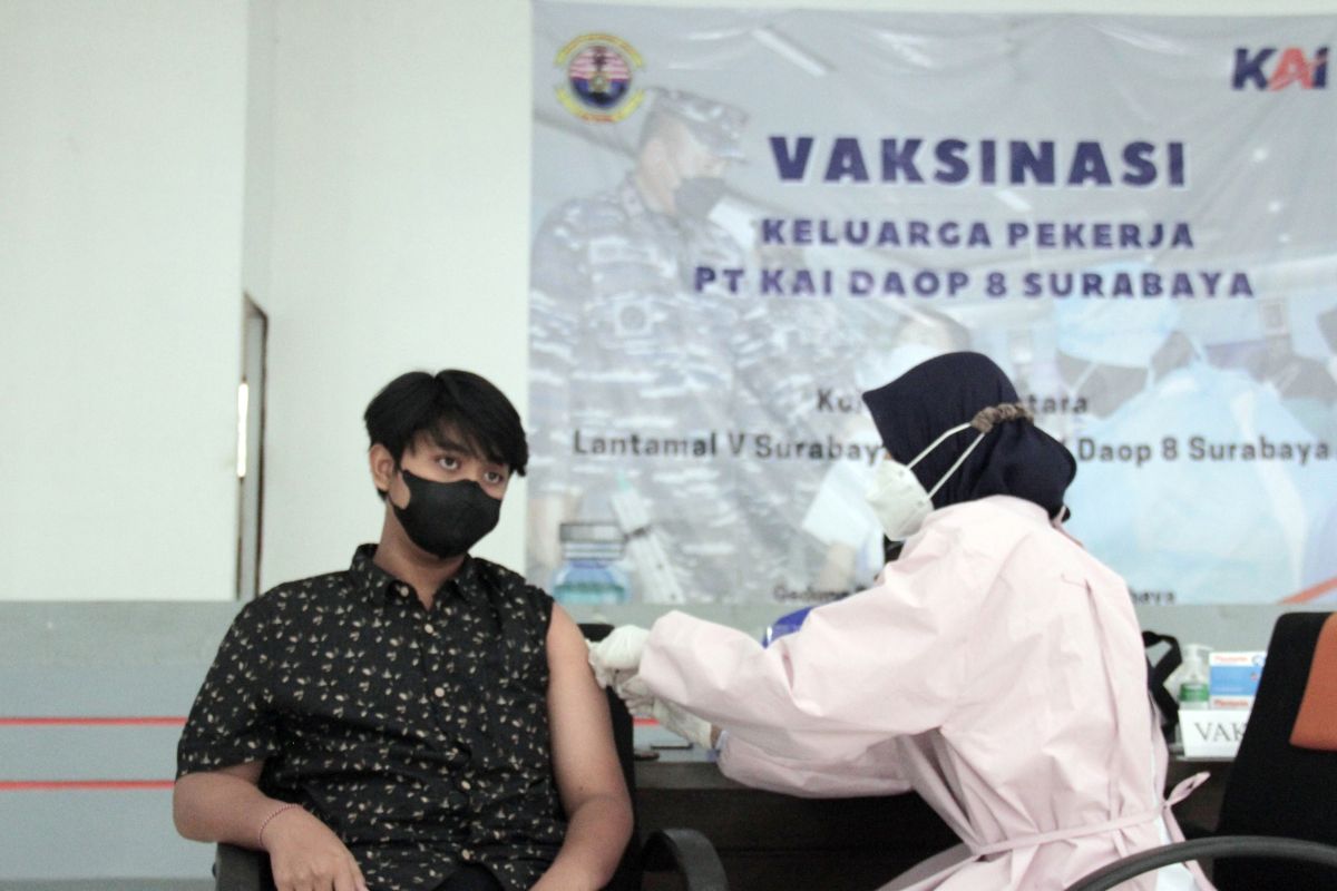 Daop Surabaya gandeng Lantamal V gelar vaksinasi keluarga pekerja KAI