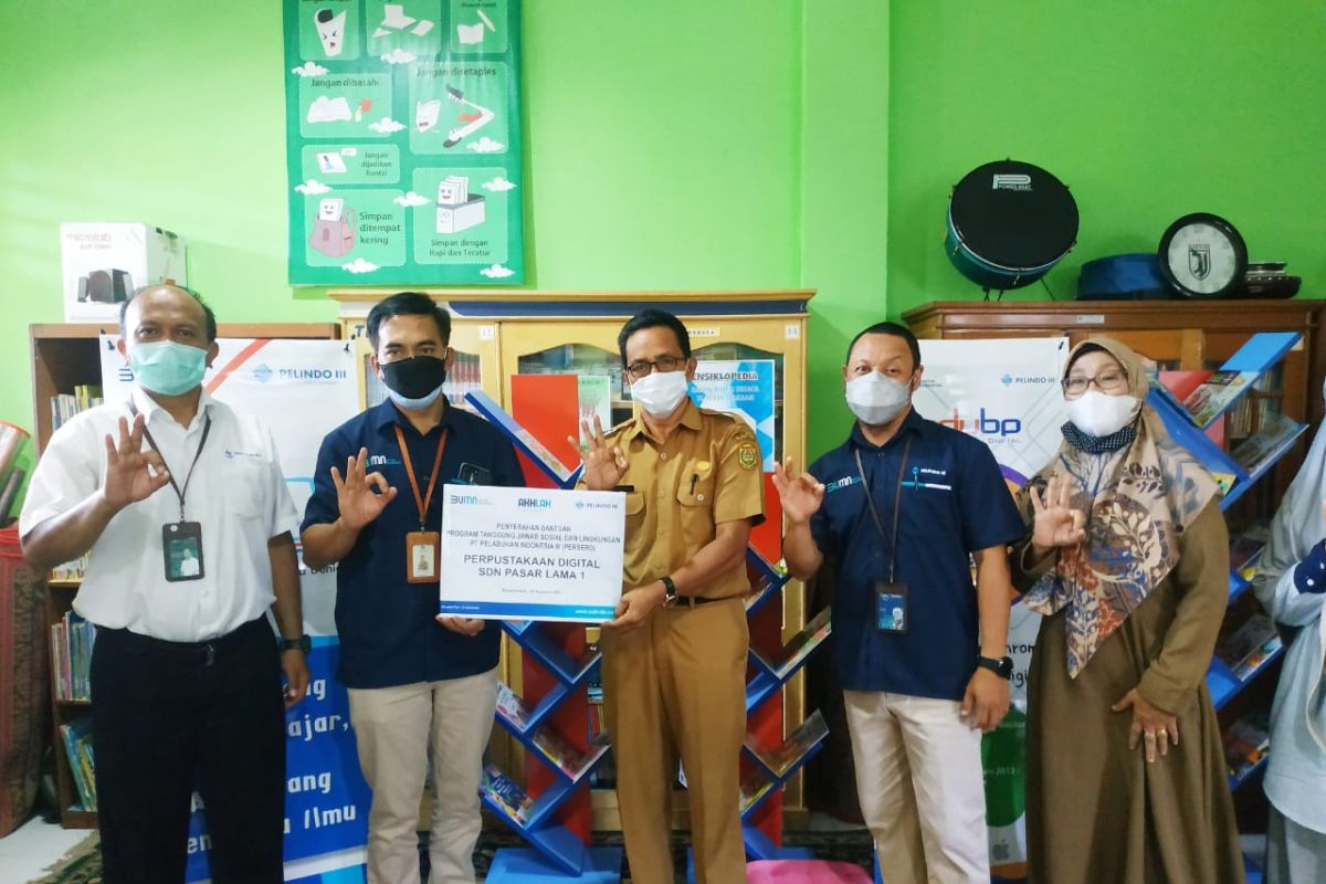 Pelindo III hands over a digital library to SD Pasar Lama 1