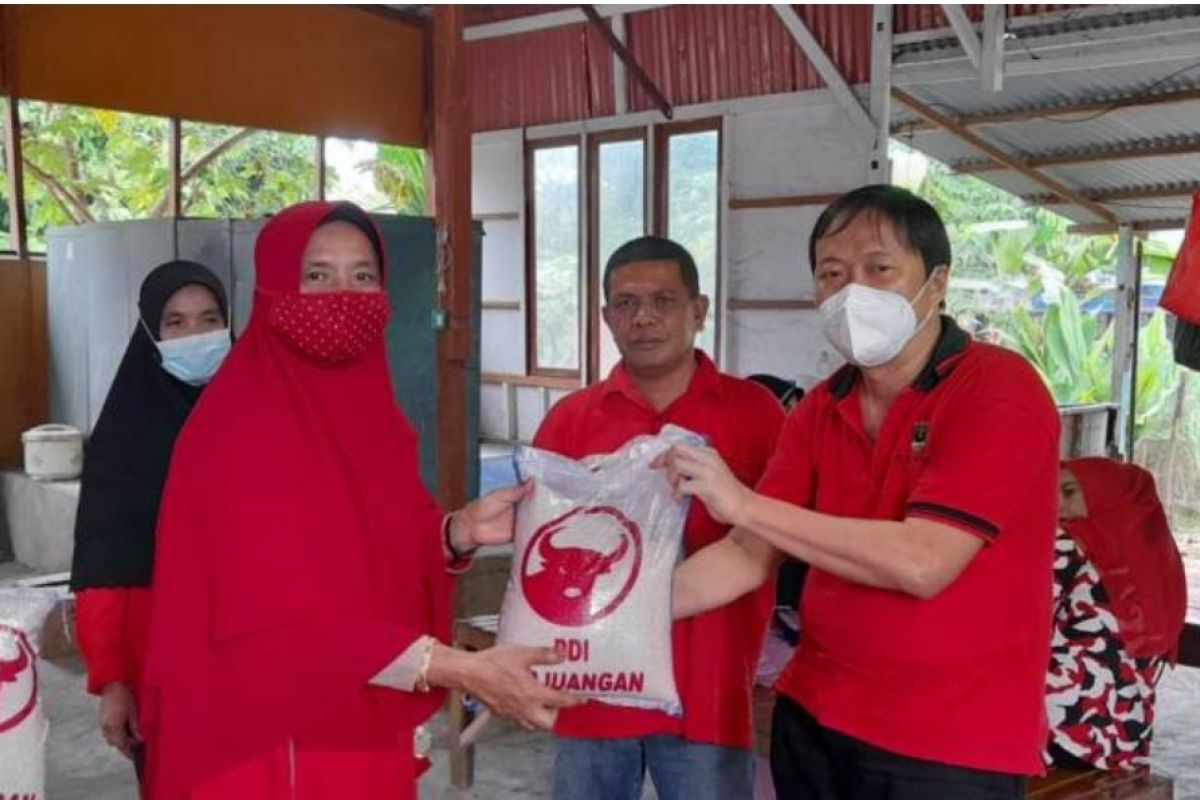 Albert Hendra Lukman bagikan 2.000 karung beras ke warga terdampak COVID-19 di Padang