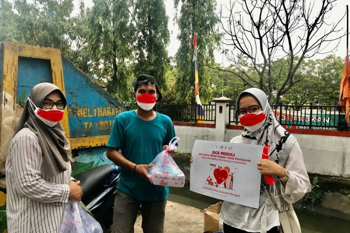 Telkom Kalbar bagikan paket makanan jelang HUT ke-76 RI