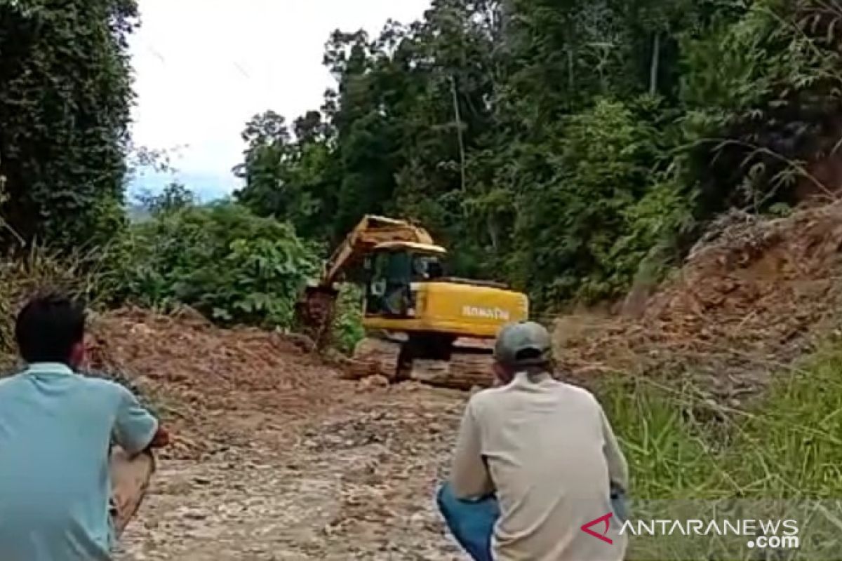Sempat tertutup longsor, akses jalan menuju Desa Barnangkoling sudah mulai terbuka