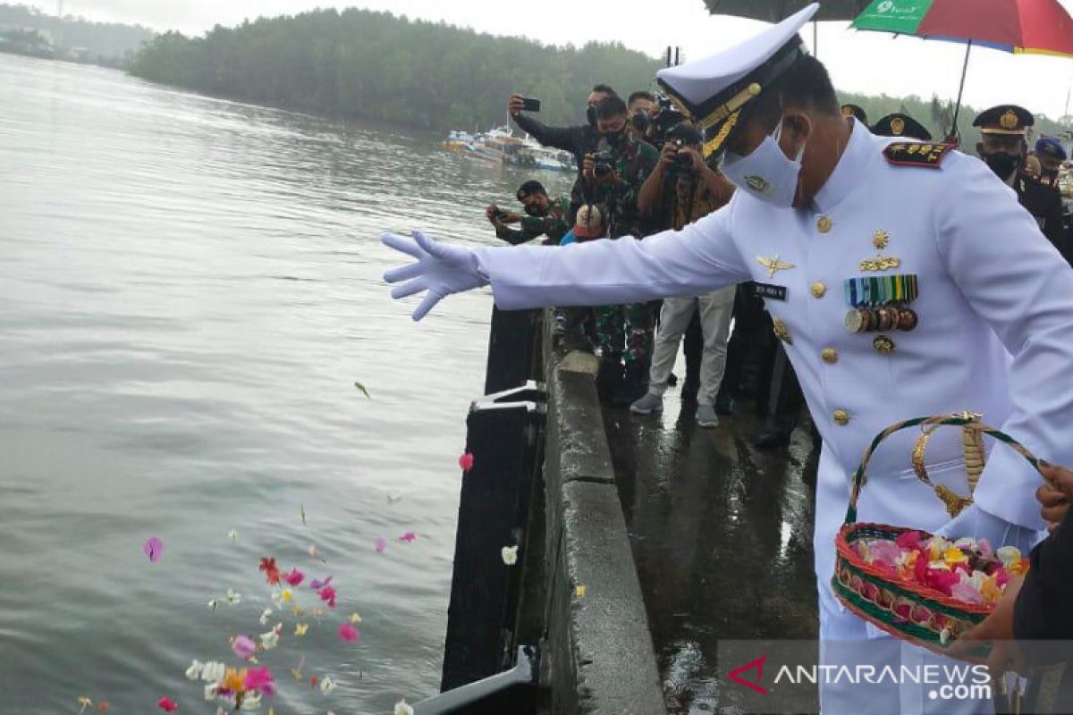 Pemkab Mimika tabur bunga di Pelabuhan Pomako sambut HUT RI