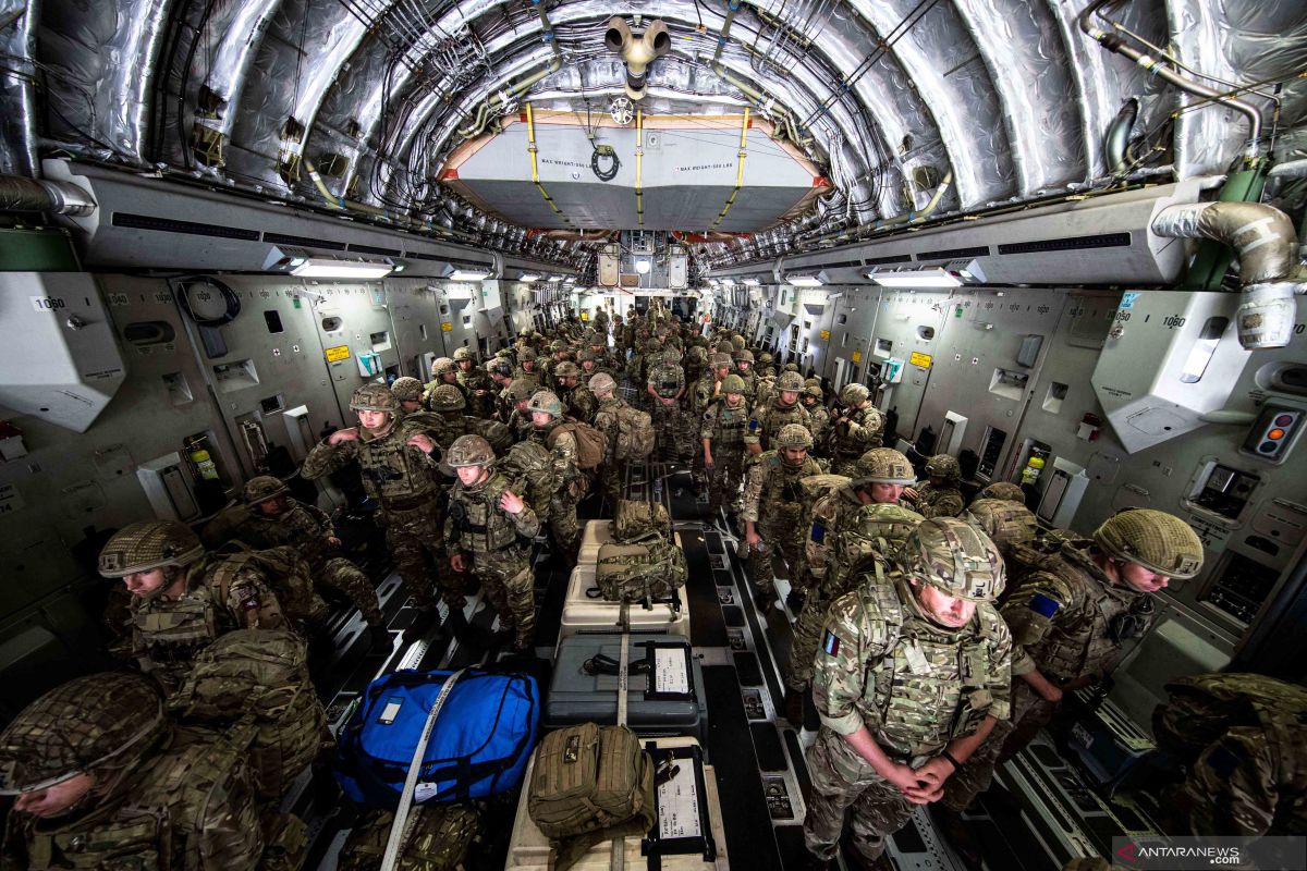 Inggris evakuasi 13.000 lebih orang dari Afghanistan
