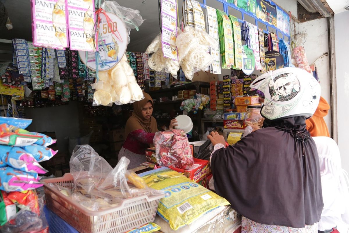 Pembatasan pengunjung mal di Surabaya untungkan toko kelontong