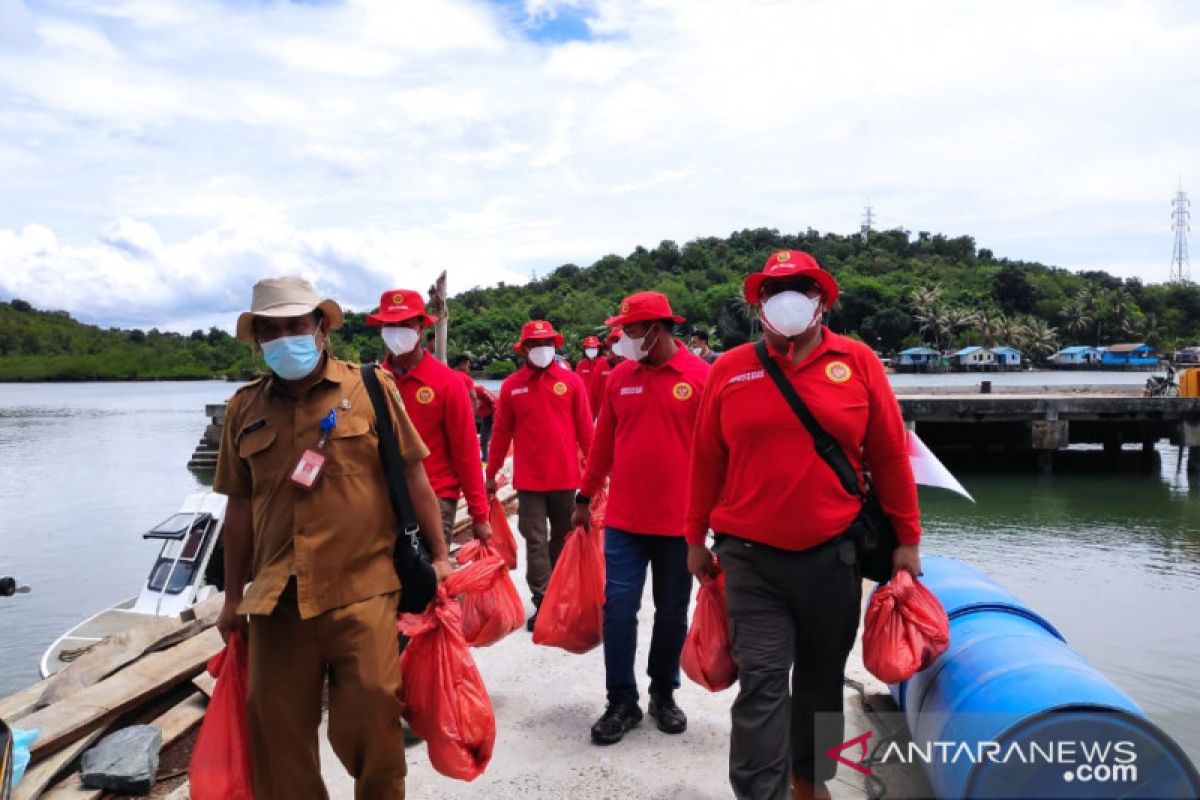 Hindari kerumunan, BIN Daerah Kepri salurkan sembako ke pulau-pulau