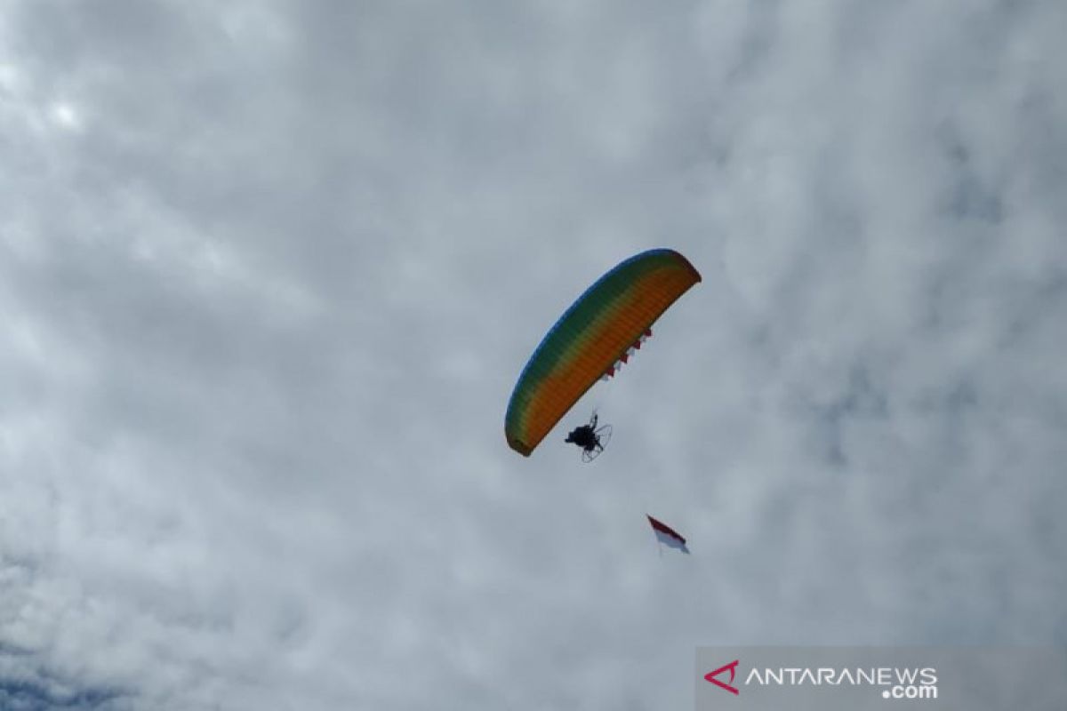 TNI AU kibarkan bendera dengan paramotor di Batam