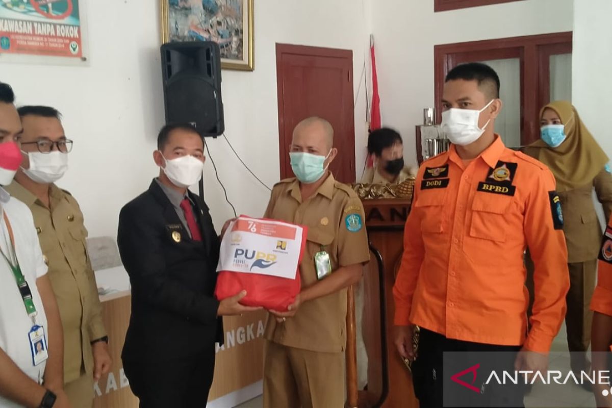 Kementerian PUPR menyalurkan ratusan paket sembako untuk nakes di Bangka