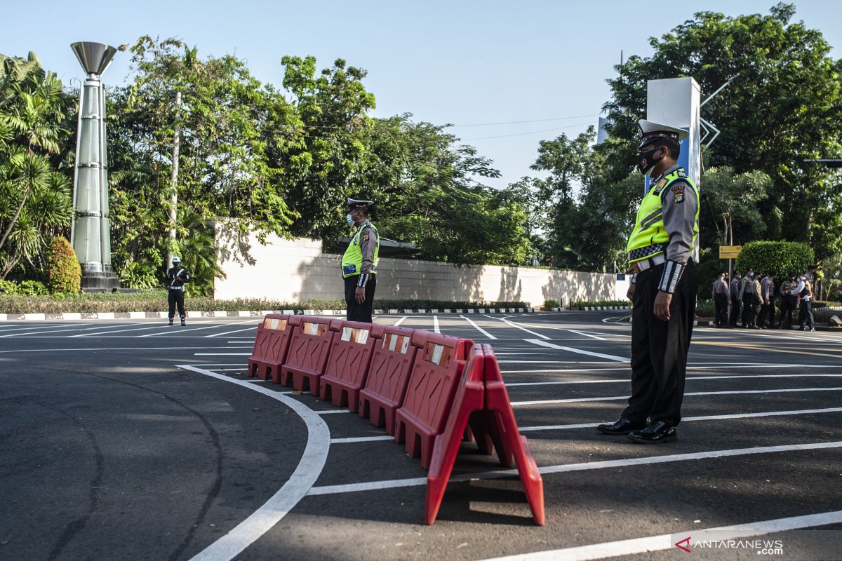 Kemarin, polisi ditabrak bandar narkoba hingga Wagub perketat prokes