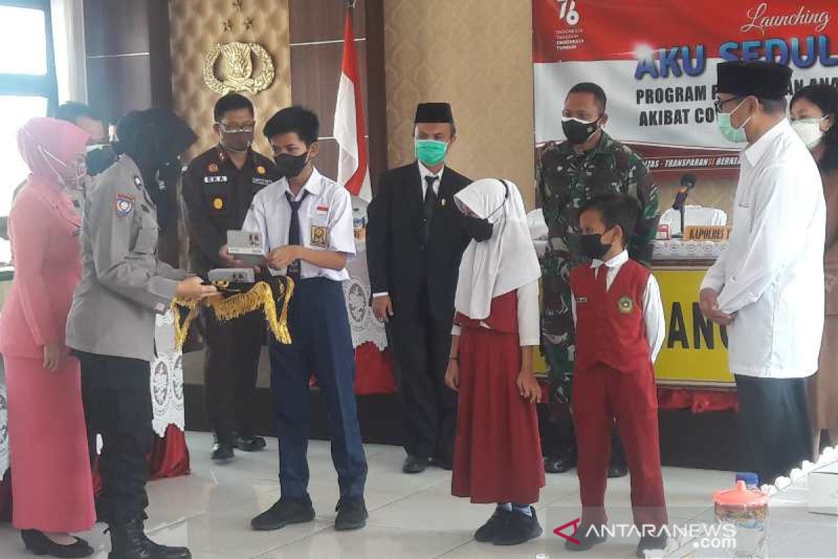 Polres Temanggung berikan beasiswa anak yatim piatu korban  COVID-19