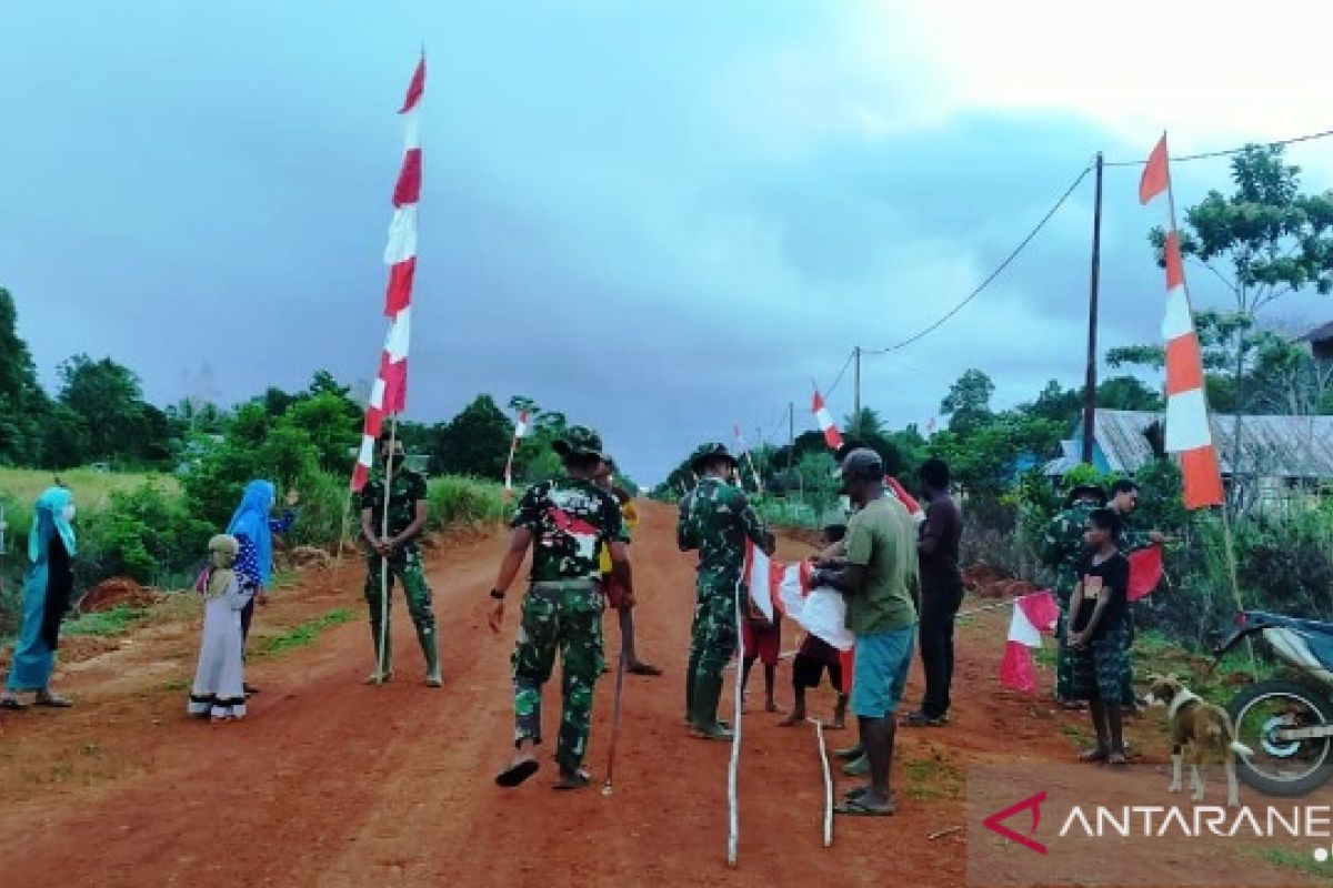 TNI dan warga pasang bendera Merah Putih di perbatasan Indonesia