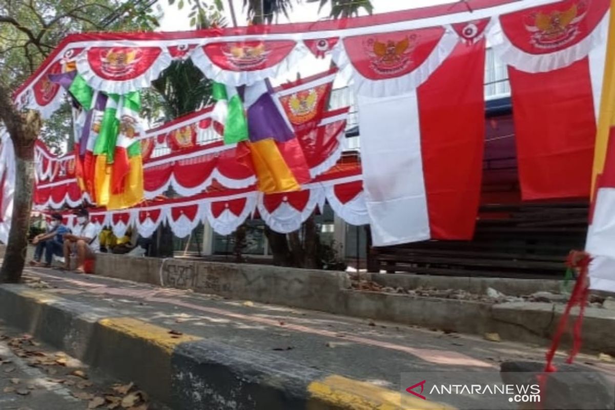 Pedagang bendera musiman kehilangan pendapatan hingga 50 persen