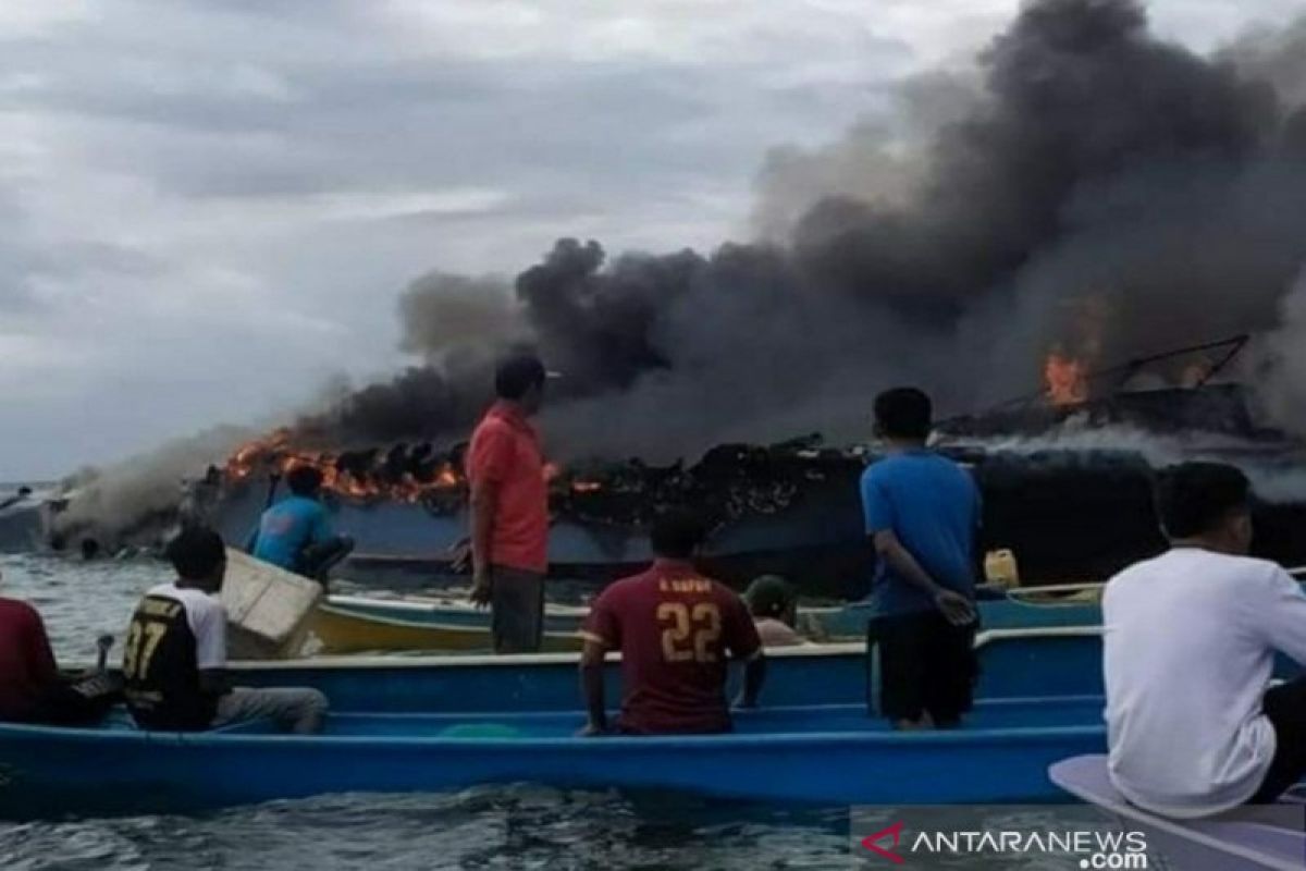 Satu unit kapal penumpang terbakar di wilayah perairan Bombana