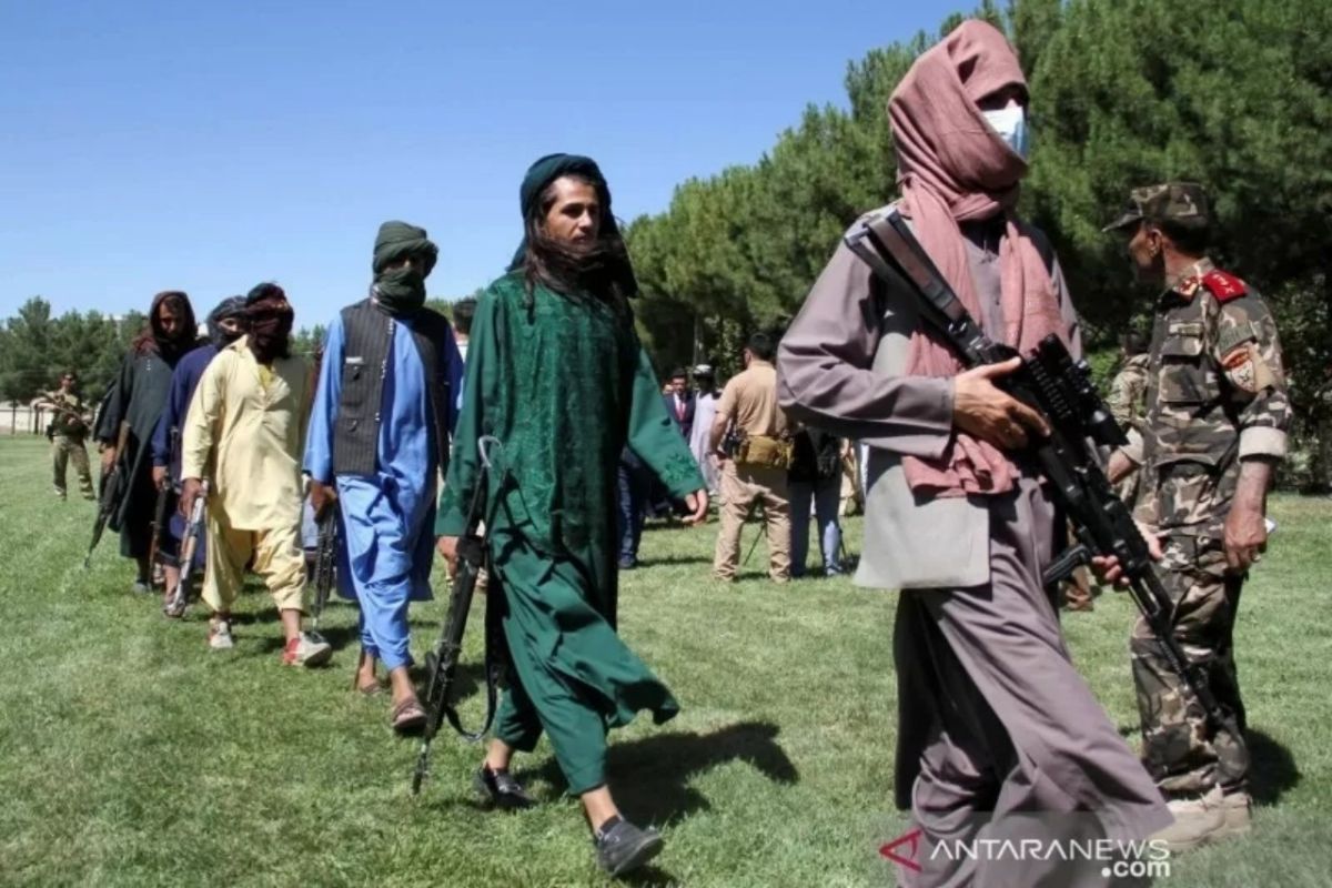 Taliban kuasai Kabul secara damai, AS evakuasi diplomat dengan heli