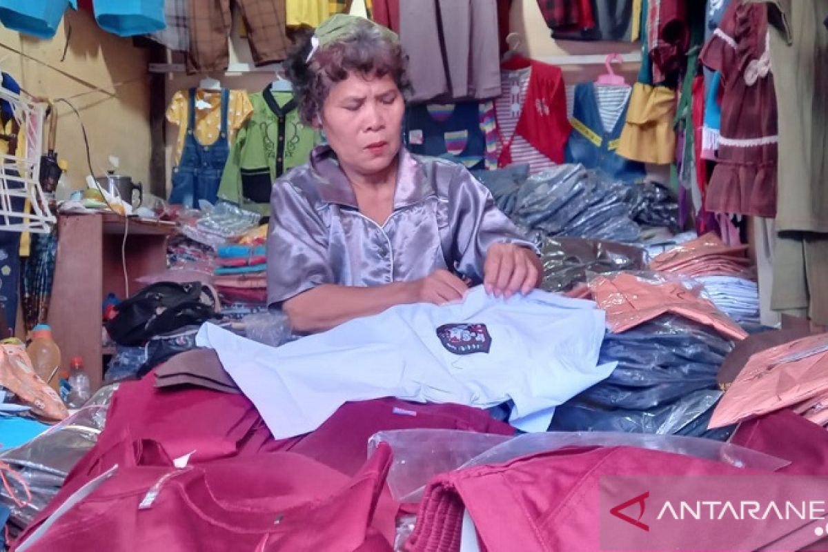 Belajar tatap muka terbatas dimulai, penghasilan pedagang baju dan tukang pangkas meningkat