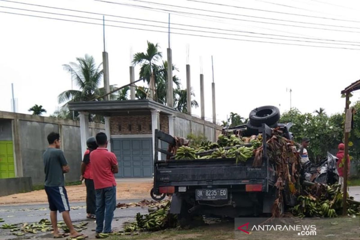 Truk tangki dan pikap muatan pisang tabrakan, dua dilarikan ke rumah sakit