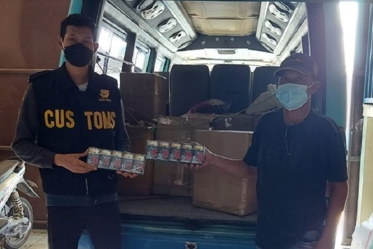 Bea Cukai Kudus gagalkan distribusi rokok ilegal dengan mobil mikrobus