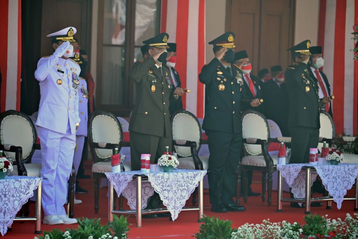 Pangdam V/Brawijaya ikuti upacara pengibaran dan penurunan bendera di Grahadi