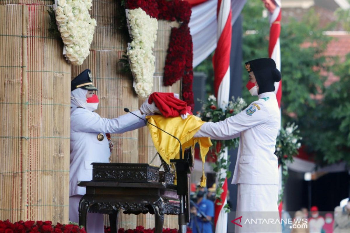 Gubernur Khofifah pimpin upacara penurunan bendera HUT Ke-76 RI