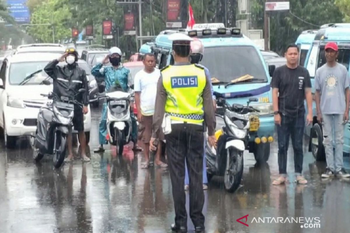 Pengendara di Kendari berhenti saat detik-detik proklamasi meski hujan