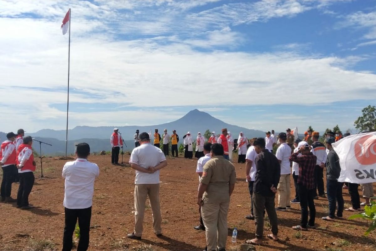 DPW PKS kibarkan merah putih di Gunung Malahayati